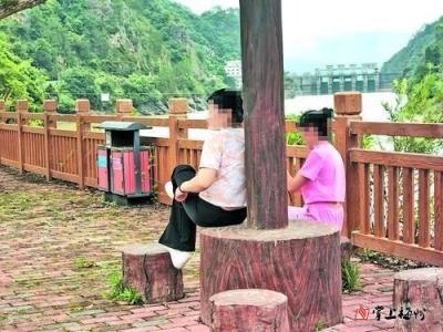 脚踩凳子、车辆乱停放…端午出行，别让不文明随行！