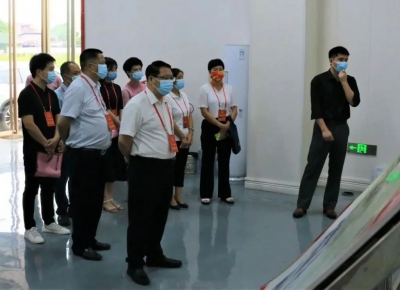 在兴梅州市第八届人大代表视察兴宁市实体经济发展情况