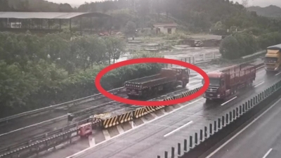 货车司机在高速公路上倒车掉头逆行！监控视频拍下惊险一幕……