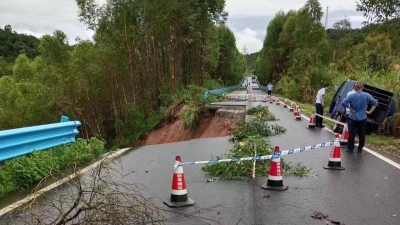 注意绕行！梅县区雁洋镇S222线南寿峰路段发生下边坡塌方