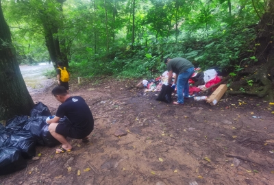  文明行为+1！“网红”景点垃圾堆积，他们主动出手…