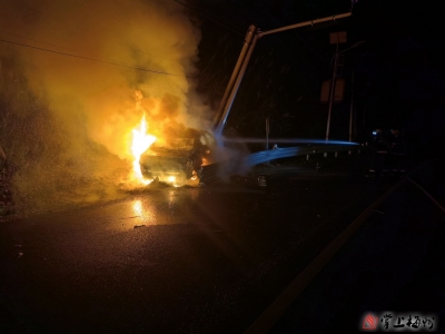 司机突然变道撞上电线杆！小车被大火“吞噬”，现场浓烟滚滚…