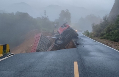 S233线丰顺县留隍段突发塌陷，大货车“掉坑”！公路养护部门紧急抢修！