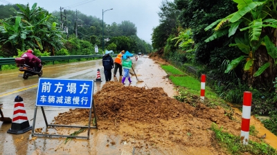 206国道城北干才村兼全路段发生山体滑坡，公路部门及时排险恢复正常通行