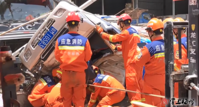 梅城206国道一轻卡被撞得四脚朝天，司机受伤被困！