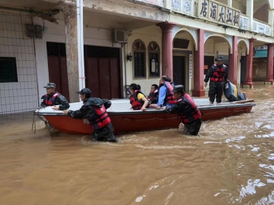 应急尖兵奋力救灾，他们用“铁拳”精神保护受灾群众生命财产安全！