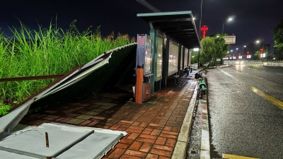 工地围挡倒在公交车站台和人行道上，市民盼及时处理...