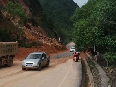 国道235银江段山体滑坡路段已抢通半边！