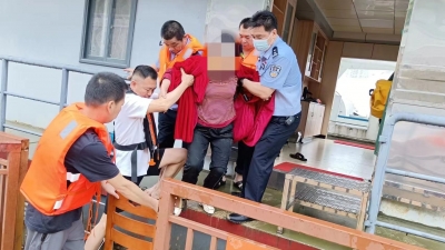 ​“别怕，我们来救你” ！妇女不慎掉入梅江河命悬一线，岸上水上接力救人