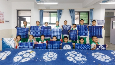 当“非遗”文化进校园，梅县区扶大中心小学学生变身“扎染大师”...