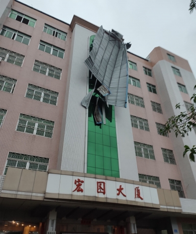 惊险！铁皮悬挂半空，摇摇欲坠！他们紧急出动