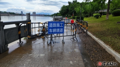 梅城亲水公园一沿河护栏破损 相关部门回应：近日会修复
