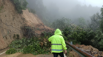 梅江区西阳镇嶂下村至明山村板盖坑道路出现塌方和滑坡！交通中断！