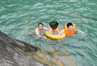 梅州4名少年结伴野外戏水，其中一人被困水潭！情况危急，民警惊险施救…