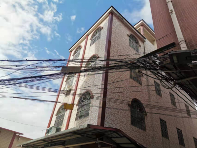 垂落线缆“梳了头”、凌乱线缆“抱了团”！梅县区新城办这样美化城市“天际线”→