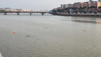 天气炎热不少市民扎堆梅江河野泳！消暑安全第一，游泳到正规场所