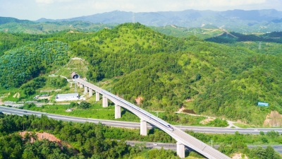 紧跟总书记 奋进新征程 · 非凡十年丨梅州：县县通高速 山区迎高铁