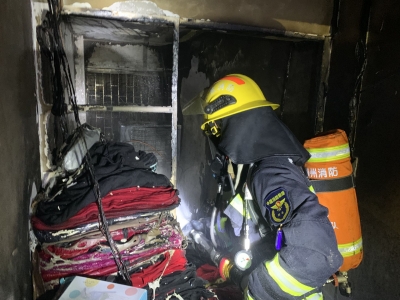 梅新路一服装店内冒出浓烟！消防车出动！