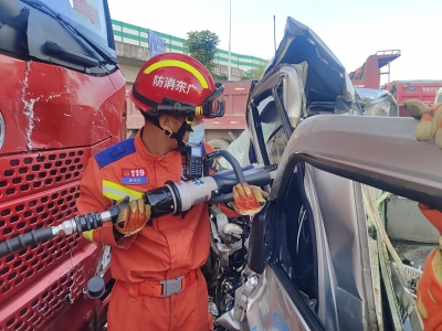 清晨，小货车撞上停靠路边的半挂车！一人被困昏迷…