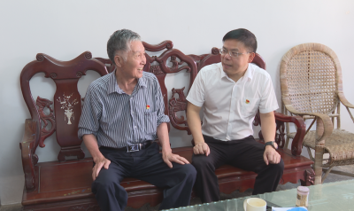 刘裕君率队开展“七一”慰问活动 把党的温暖和关怀送到党员心坎上