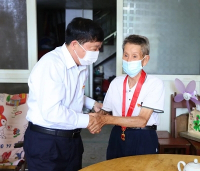 宋才华开展“七一”慰问活动并给基层党员上专题党课