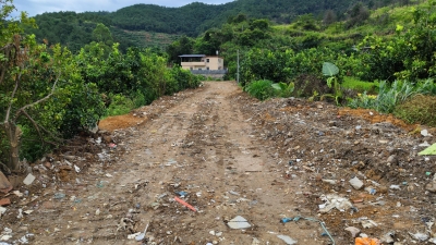 为了铺路竟趁夜倾倒建筑垃圾，相关部门：要求相关村民恢复原状