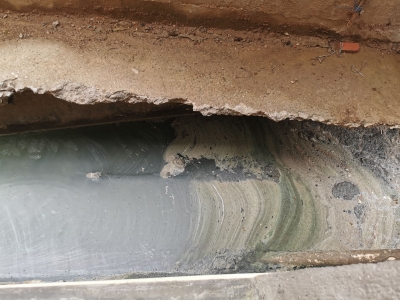 水沟臭气熏天，相邻住户大热天不敢开窗！相关部门：已拟定解决措施