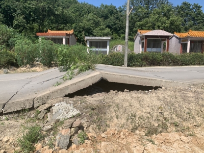 热到变形！水泥路面也受不了，起拱了！