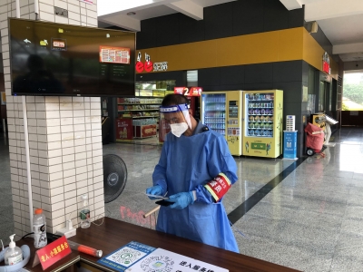 爱心接力！路政人员与游客合力助失主寻回钱包
