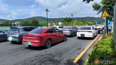 高铁梅州西站主路违规车辆多，交警部门：将加强巡查力度，处罚违规车辆