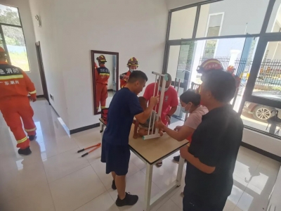  休息桌秒变“救援桌”！小孩手被卡，大潮高速收费站变救援现场