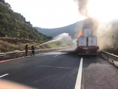梅龙高速一大货车行驶中自燃，大货车成“火车”！