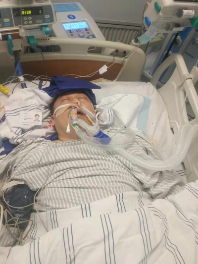 44岁男子脑桥出血命悬一线，年迈双亲盼救助…