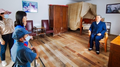 李坚真蜡像现身丰顺县坚真纪念馆！由中国伟人蜡像馆蜡像制作团队耗时45天制作...