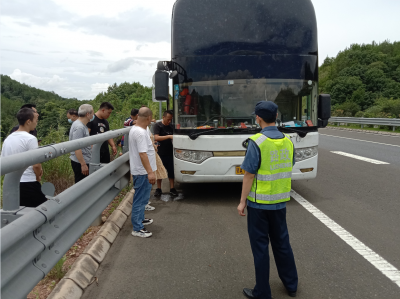 危险！大巴车抛锚，44名乘客被滞留高速…