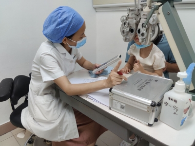 暑假配镜忙 护眼有讲究！专家建议：孩子视力模糊要第一时间到专业医院检查 