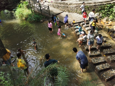 隐患多！暑期来临，市民在景区花式玩水消暑…别让安全也放假！