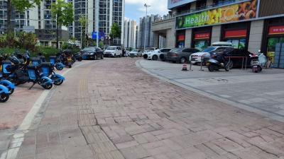 梅城一小区周边人行道地砖破损，市民呼吁及时修补