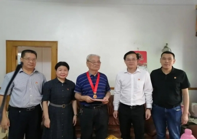 李吉祥率队走访慰问教育工委老党员