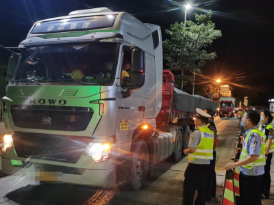 “拒超先锋队”出动！梅平高速严把入口关，保障高速公路安全畅通