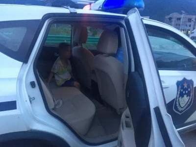 “建桥高铁站附近有孩子在哭，好像走丢了！”来看民警“教科书式”处理