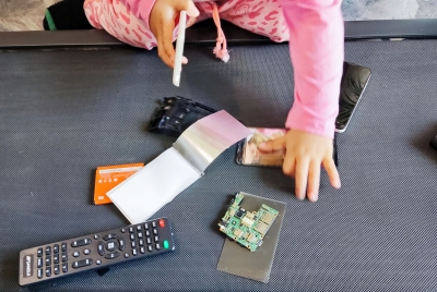 亲子时光 | 旧手机变身 “艺术品” 