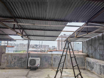 事事关心丨小区楼顶铁皮缺失　行人担心“头顶大事”