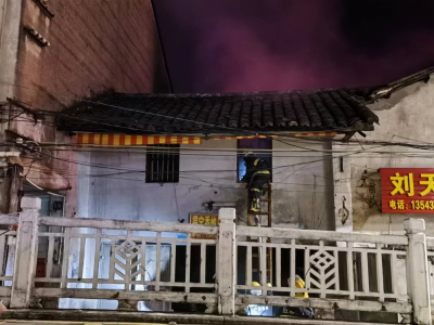 关门离店才几分钟，店铺就突发火灾！屋顶烧穿！事发梅江桥旁…