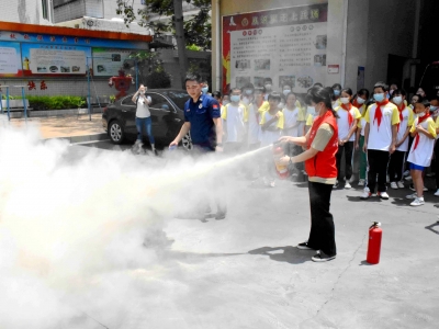 别样暑假！今日孩子们化身“小小消防员”，“沉浸式”体验消防员日常...