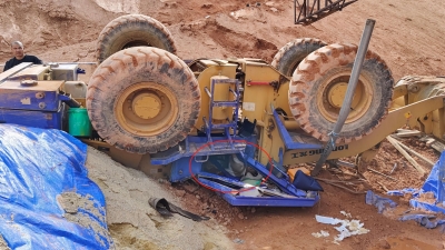 因操作不当，五华一工地推土机整个倒翻！现场一人被困…