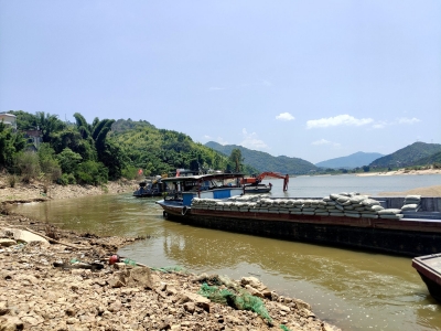 梅州一货船触碰河底石头，船体破损进水，情况危急…