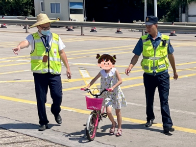 惊险！9岁女童独自骑脚踏车向高速逆行！