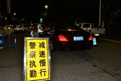 十分敢！夜遇交警查车，丰顺这司机竟一脚油门...