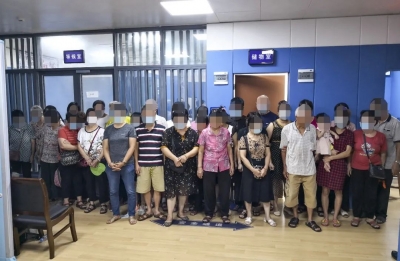 店铺大门半掩却传出嘈杂声，竟是在“赌宝宝”！34人当场被抓...